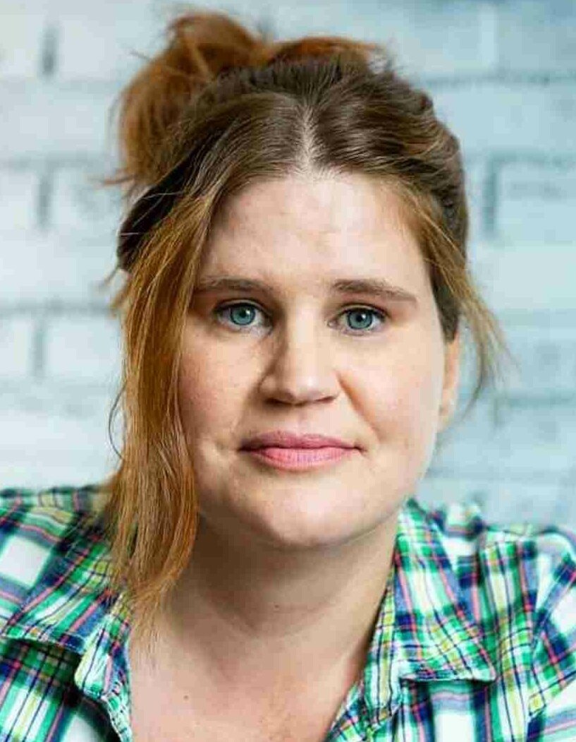 Amanda Layne Kennedy as Angry Treasure Hunter #1 in FBI: Most Wanted