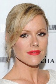 Kathleen Robertson as Maxine in Tracker